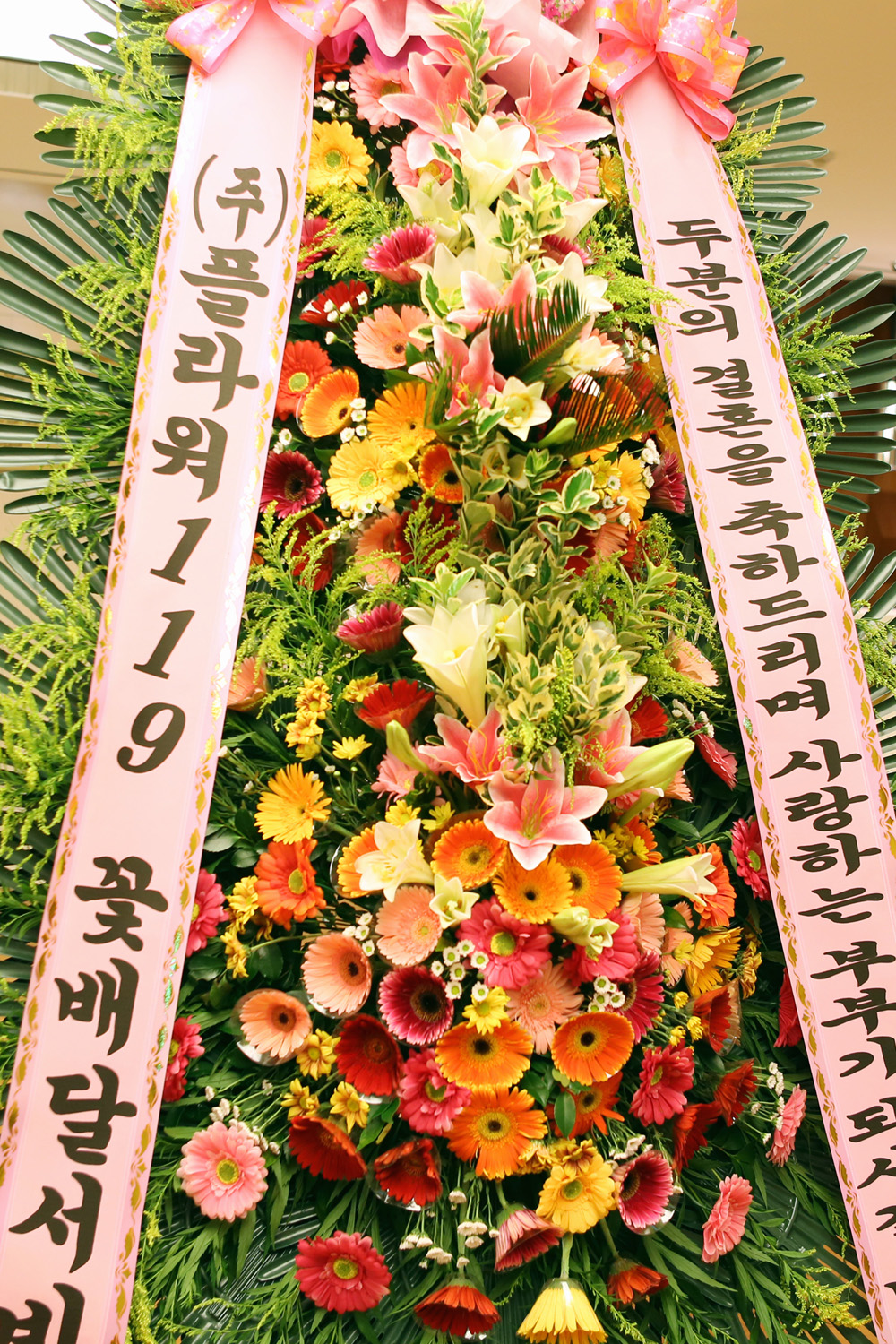 신랑 신부의 행복한 순간을 기념하며, 세련된 디자인과 우아한 꽃 장식으로
예식장을 화려하고 세련되게 장식해줍니다