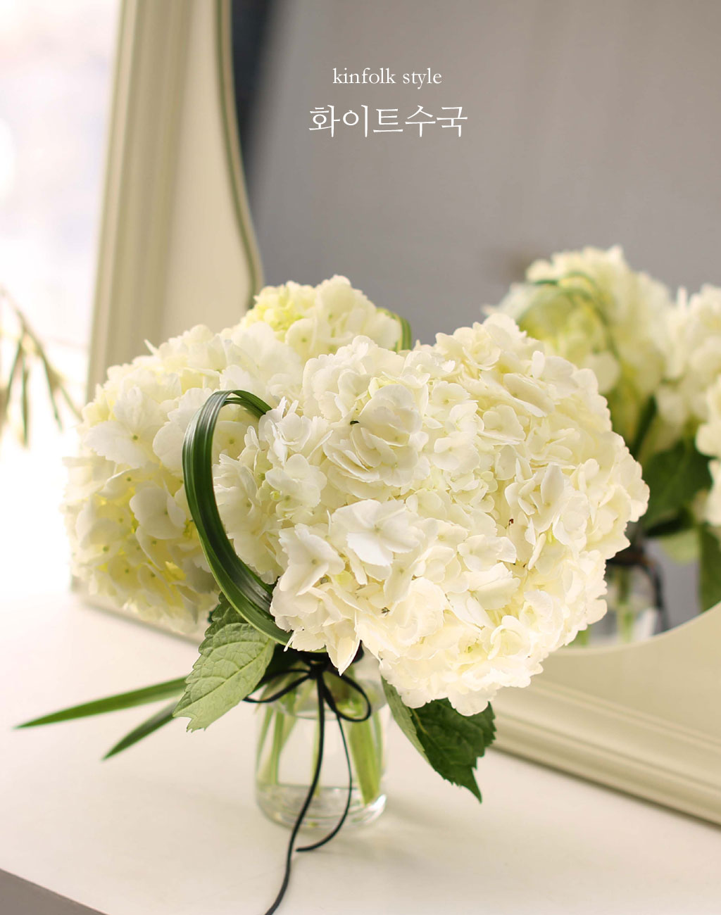 초여름, 6월 무렾 가지 끝에서 둥근 모양으로 꽃이 핍니다.
더운 여름바다에 여름꽃인 수국이 떠있는 모습을 상상하며 제작했습니다.
시원한 여름밤을 불러와 줄 것 같은 아름다운 상품입니다.