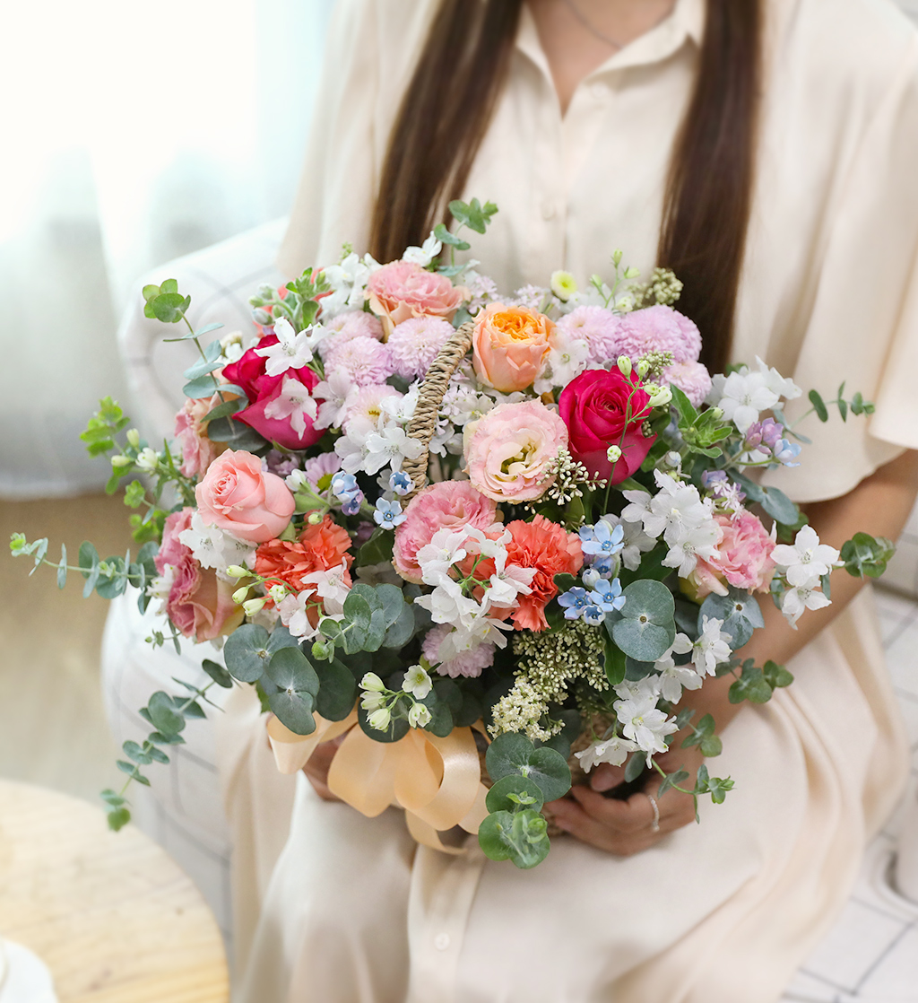진한 핑크 장미: 깊고 진한 사랑을 상징하며, 꽃바구니의 중심에서 강렬한 존재감을 발휘합니다.
연한 핑크 장미: 부드럽고 섬세한 애정을 표현하며, 전체적인 조화와 우아함을 더합니다.
계절 꽃들: 봄과 여름에는 소피아, 여름에는 루드베키아, 가을에는 국화 등 계절에 맞는 내추럴한 꽃들로 구성되어 있습니다.
그린 악센트: 신선함과 자연스러움을 더하는 초록색 잎사귀와 장식으로 꽃바구니의 완성도를 높입니다.