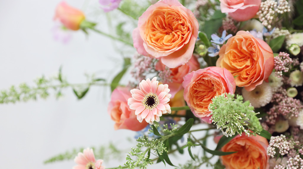 <div style="font-size:13px; color:#5A5A5A; text-align:center; font-style:oblique;"><br>고우면서도 우아한 빛깔을 담고있는 빅토리아 시크릿 장미를 주 소재로 어레인지 된 화병상품입니다.<br>장미의 곁에는 비슷한 색감이지만 그 화형과 질감이 완전히 다르면서도 그 화형이 뚜렷하고 앙증맞은 미니 거베라를 함께 어레인지 했어요.<br>같은 색감의 꽃으로 통일감을 더해주면서도, 다른 느낌의 두 꽃이 어우러져 더욱 다채로운 느낌이 들어요.</br></div>