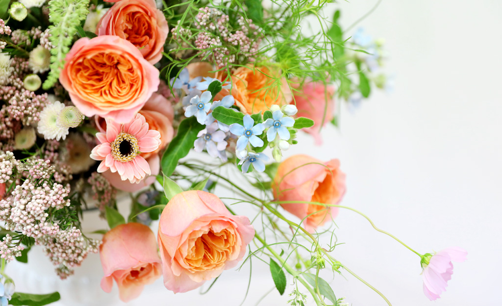 <div style="font-size:13px; color:#5A5A5A; text-align:center; font-style:oblique;"><br>오렌지톤과 핑크톤이 주가 된 사이사이, <br>하늘색 빛깔을 지닌 옥시 페탈륨을 배열해주었어요.<br>하늘색의 옥시가 오렌지빛의 장미와 색의 대비를 이루어 그 아름다움이 더욱 돋보일 수 있도록 어레인지 하였습니다.</br><br>사진에 보이는 작고 귀여운 꽃은 쌀알 모양과 닮았다 하여 라이스플라워라 이름 붙여진 꽃입니다.<br>장미의 큰 화형이 주는 단조로움을 상쇄 시켜주며,<br>사이사이 배열된 작은 꽃망울들이 섬세함을 더해주어요.</br></div>