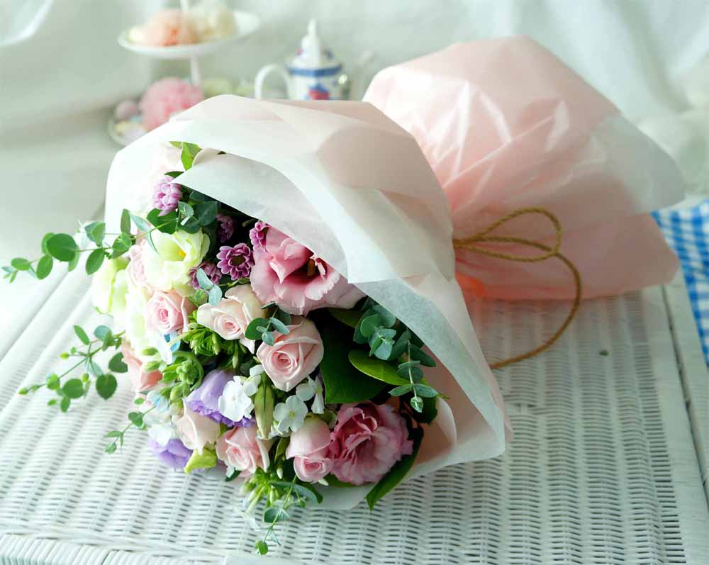 네추럴한 느낌이 살 수 있도록 볼륨이 큰 꽃 보다는 나풀거리는 꽃들로 어렌지한 꽃다발 입니다