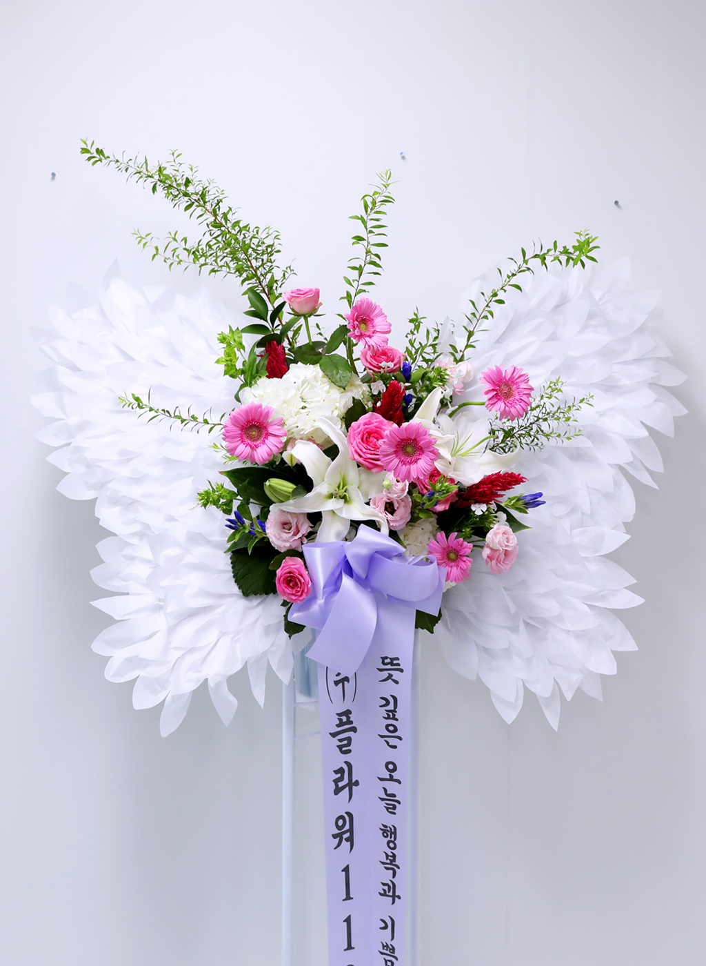 부드러운 핑크색은 사랑과 기쁨을 상징하며,
하얀 날개 장식은 천사의 축복과 순수한 마음을 담아냅니다.
세련된 디자인과 섬세한 장식이 조화롭게 어우러져,
받는 이에게 깊은 감동을 선사하고, 축하의 마음을 진심으로 전달할 수 있습니다.