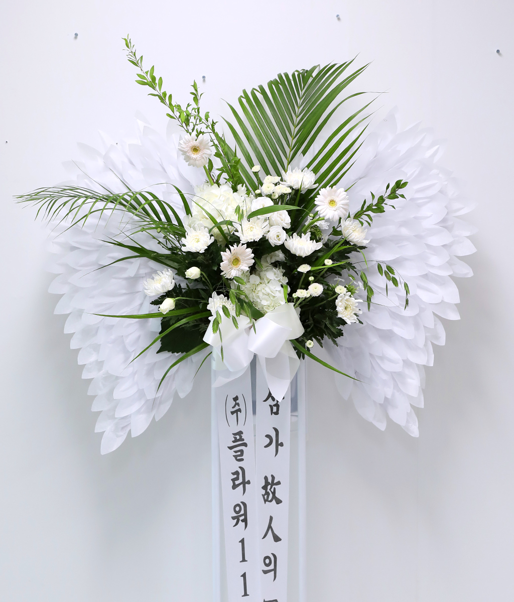 이 화환은 고인의 명복을 기원하며 깊은 애도를 표현하는 데 적합한 디자인으로,
차분하고 경건한 분위기를 자아냅니다