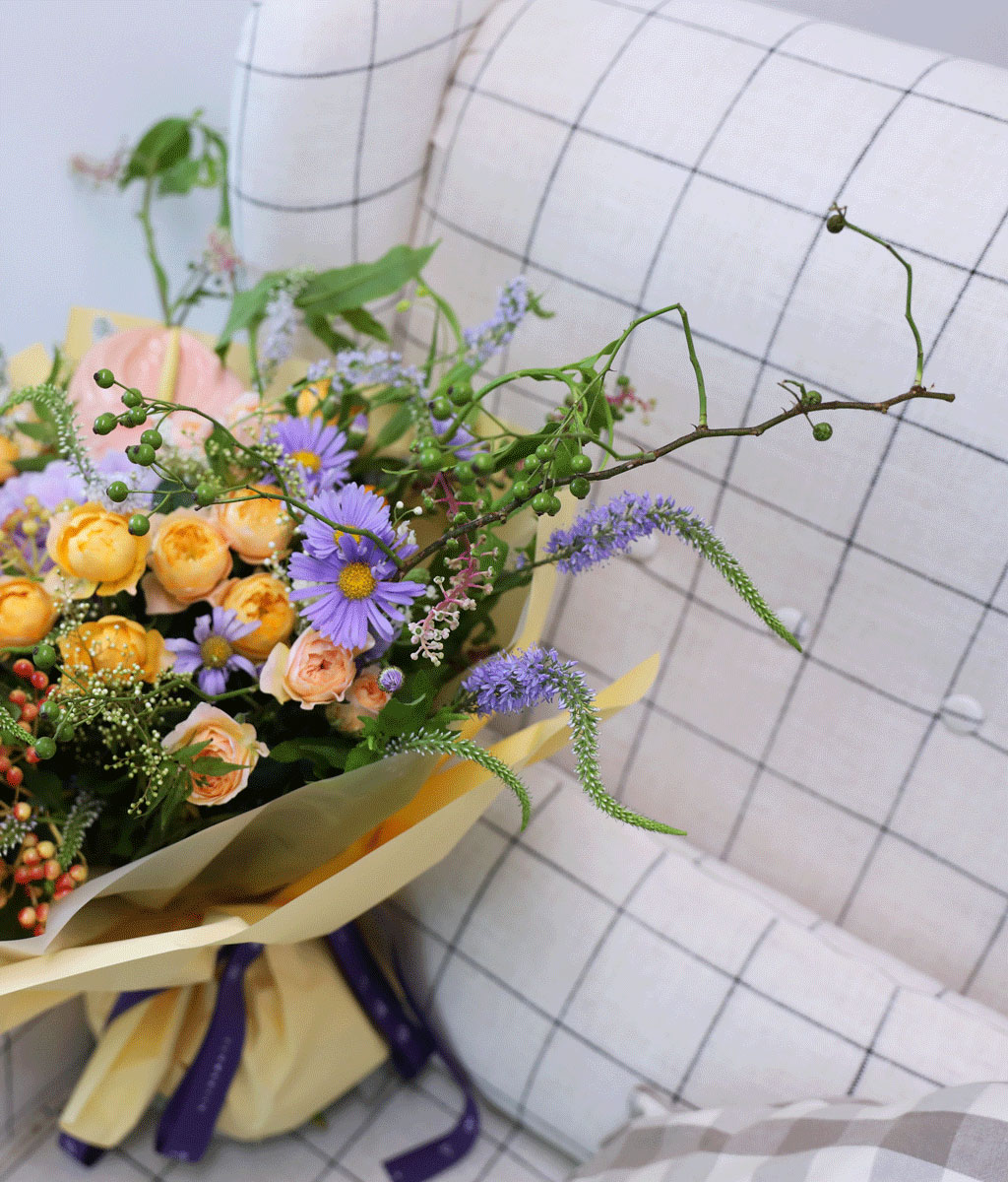 이 꽃다발은 축하 기념일이나 특별한 날에 선물하기에 완벽한 선택입니다.
생일, 기념일, 승진, 또는 결혼식 등 다양한 축하의 순간을 더욱 특별하게
만들어 줄 이 꽃다발은 그윽한 분위기와 따뜻한 감동을 전해 줍니다.