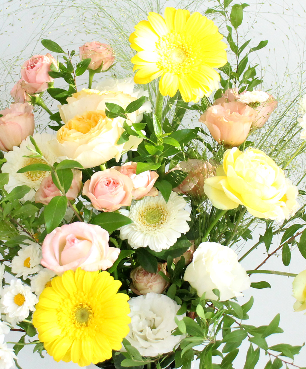 화형이 크고 뚜렷한 노란 거베라꽃이 그 아름다움을 뽐낼 수 있게 했어요.
곁에는 연한 분홍 미니 장미, 하얀 리시안셔스와 거베라를 두었습니다.
여리고 부드러운 색감이 서로 연결될 수 있게 해주었어요. 같은 색감이라도 서로 다른 화형과 높이를 통해 다채롭게 보일 수 있도록 했어요