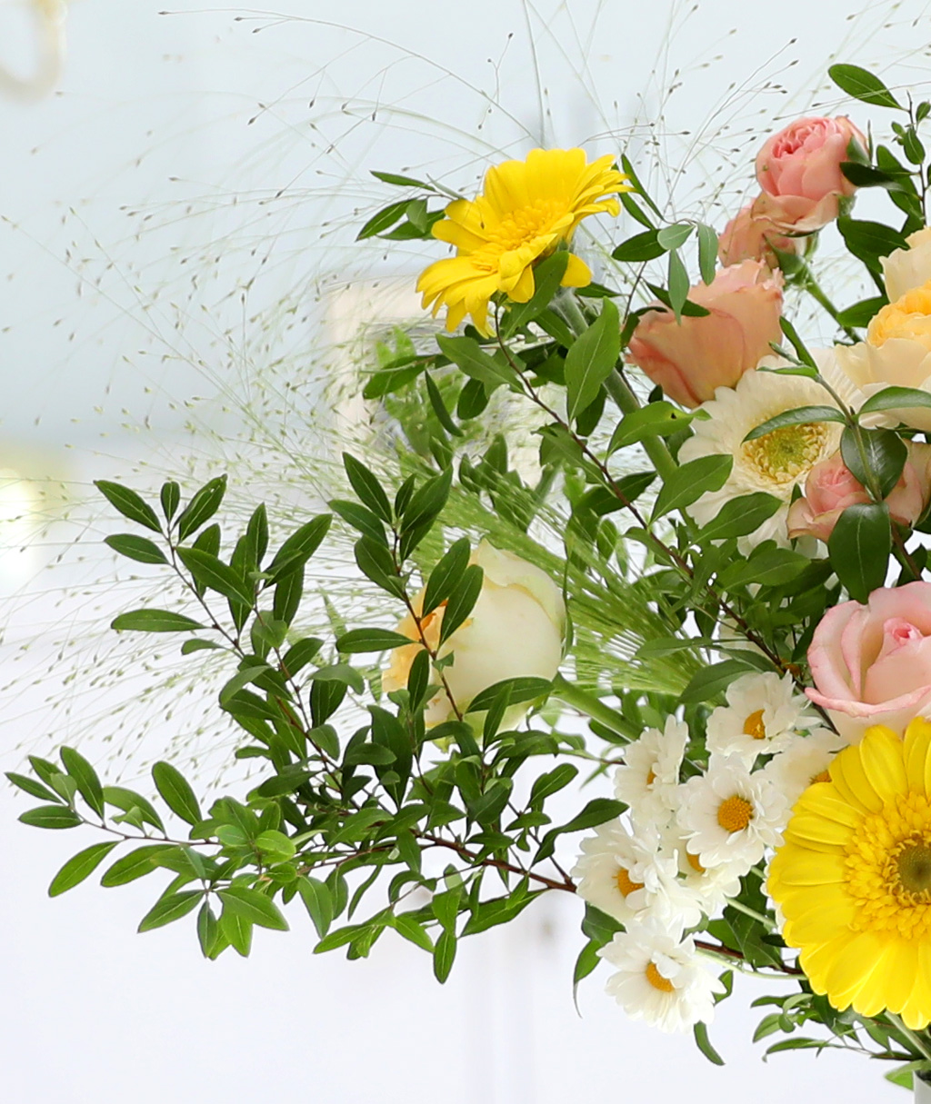 화병의 가장자리에는 흘러내리는 듯 하면서도 단단한 설유화와 하늘하늘한 페니쿰으로 마무리 해주었어요<br>사이사이 소국꽃이 마치 계란후라이처럼 귀엽게 자리하고 있지요?
자연스러우면서도 아름다운 라인 그대로를 살려 화병의 아름다움을 살려주었습니다.