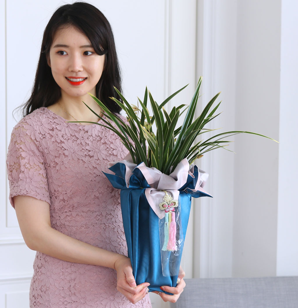 .
고급스러운 전통 보자기로 포장되어 공경과 감사의 마음을 전달할 수 있도록 하였습니다.
