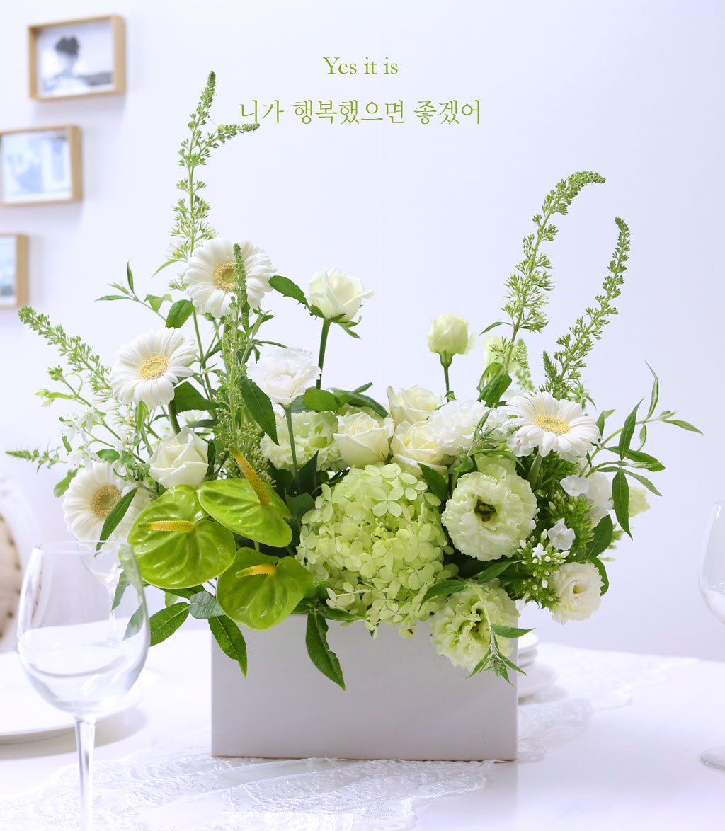 고급스럽고 모던한 사각 화이트 화기 위에 생동감 있는 컬러의 꽃들로 연출한 센터피스입니다.