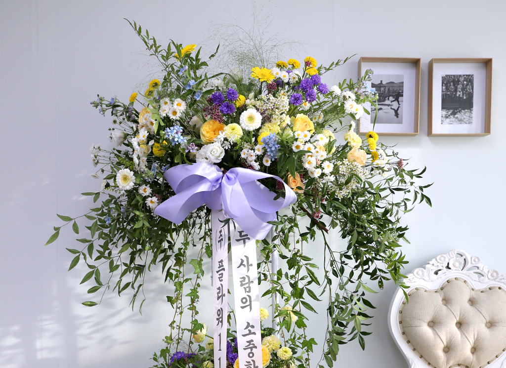 겨울을 견뎌내고 생명이 움트는 봄
다양한 꽃들이 피어나 행복한 미소를 짓게 되는 봄
봄처럼 힘차고
봄처럼 귀여운 꽃들이
흐드러지게 피어
춤을 추고 있는 듯 보여요
상단을 크게 꼽아 역동적인 모습이예요.