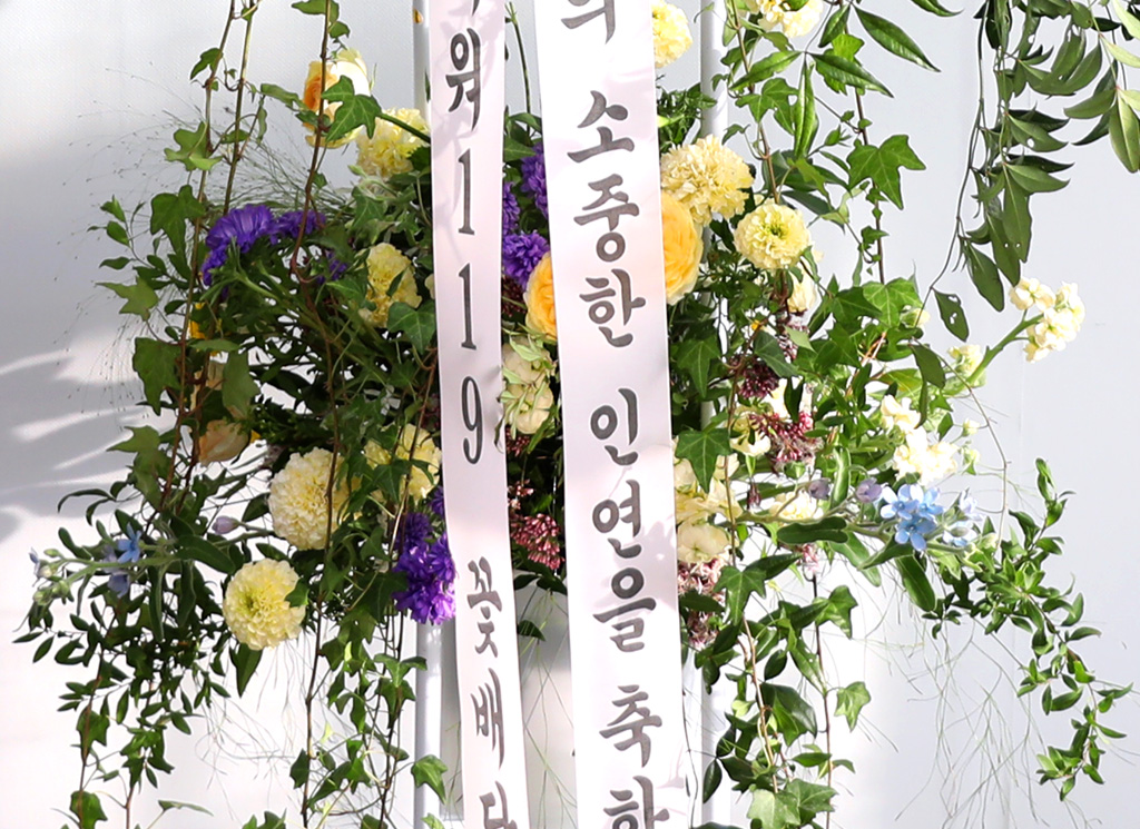 하단에는 상단에 꼽은 꽃과 같은 소재의 꽃들을
조금 작게 꼽아 답답함을 피했어요
