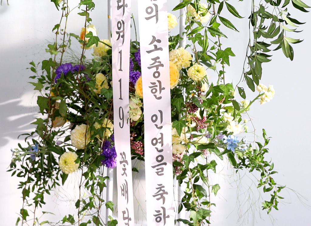 흘러내리는 초록의 잎소재들이
축하의 폭죽을 터트린것 같아요