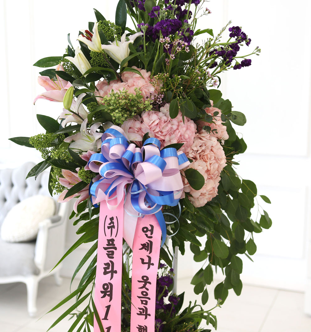 결혼식을 빛내주는 품격있는 오브제 축하화환 - 결혼을 축하하며 복된 가정 이루기 바랍니다