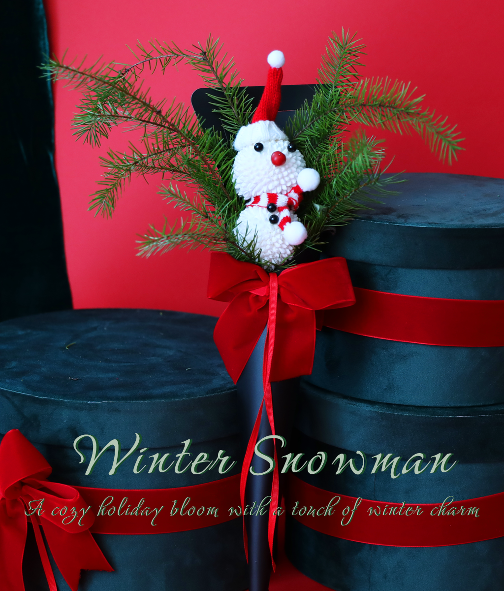 <br>Winter Snowman<br>
사랑스러운 스노우맨과 싱그러운 윈터 그린이 어우러진 따뜻한 겨울 선물입니다.
플로리스트가 계절의 포근함을 작은 오브제로 담아, 크리스마스의 설렘을 전해드립니다.