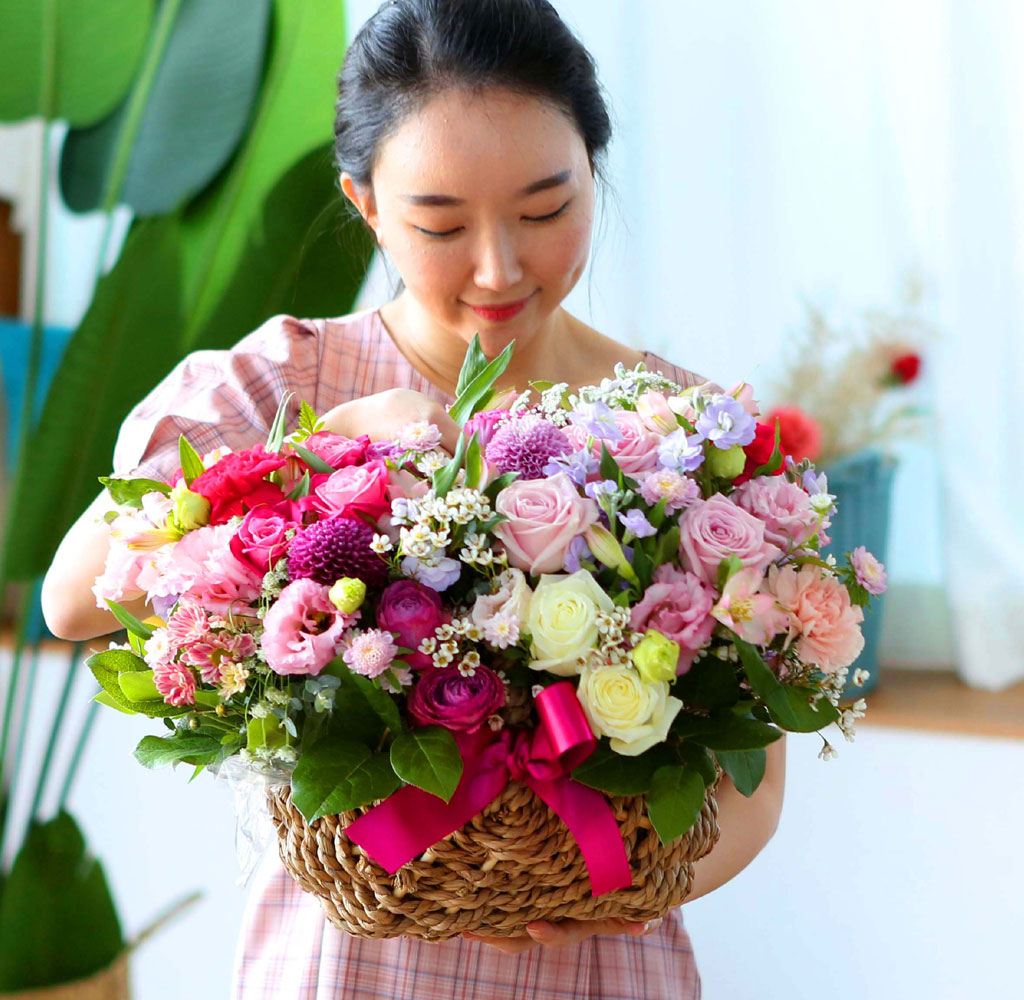 손잡이가 보이지 않을 정도로 꽃을 한가득 풍성하게 꽂았습니다.
보내시는 분, 받으시는 분 모두 행복 가득한 날을 선물합니다.