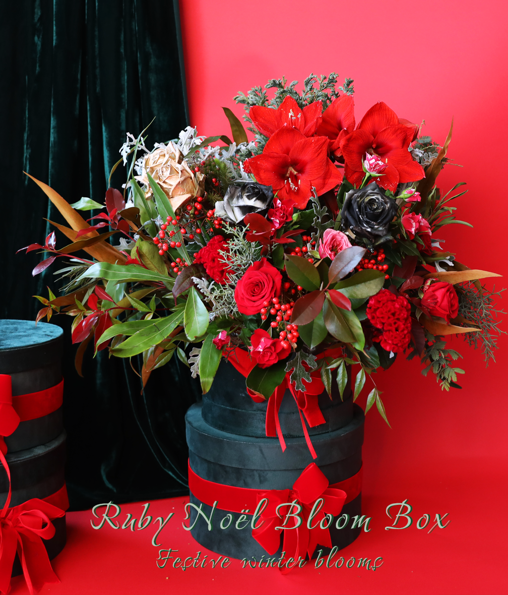 <br>Ruby Noël Bloom Box<br>
루비 레드와 겨울열매가 풍성하게 어우러진 크리스마스 플라워 박스입니다.
플로리스트가 계절의 텍스처를 깊고 우아하게 담아, 연말 분위기를 한층 더 빛나게 합니다.