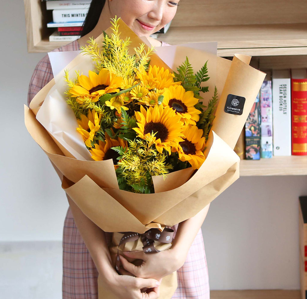 해바라기의 노란색은 '활력, 지능, 행복'을 상징합니다.
노란색은 전통적으로 '우정'을 상징하기도 합니다.