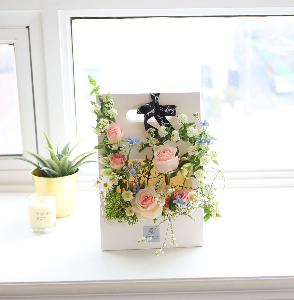 <div class="dd-small-t">Love white day</div>
<div class="dd-large-t">플라워핸드백</div>
<div class="dd-c">
핸드백 안에 작은 정원이 들어간 듯한 컨셉으로 어렌지한 상품입니다
꽃넝쿨이 손잡이 쪽으로 타고 올라가고
작은 꽃들이 흐르듯 피어났습니다</div>