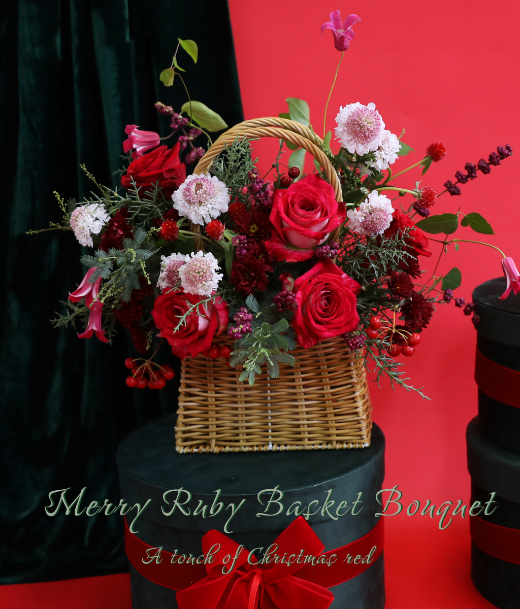 <br>Merry Ruby Basket Bouquet<br>
루비 레드 장미와 겨울 열매가 조화롭게 어우러진 크리스마스 바스켓 부케입니다. 크리스마스의 따뜻함과 사랑스러운 무드를 가득 담아 연말 공간을 화사하게 밝혀주세요.