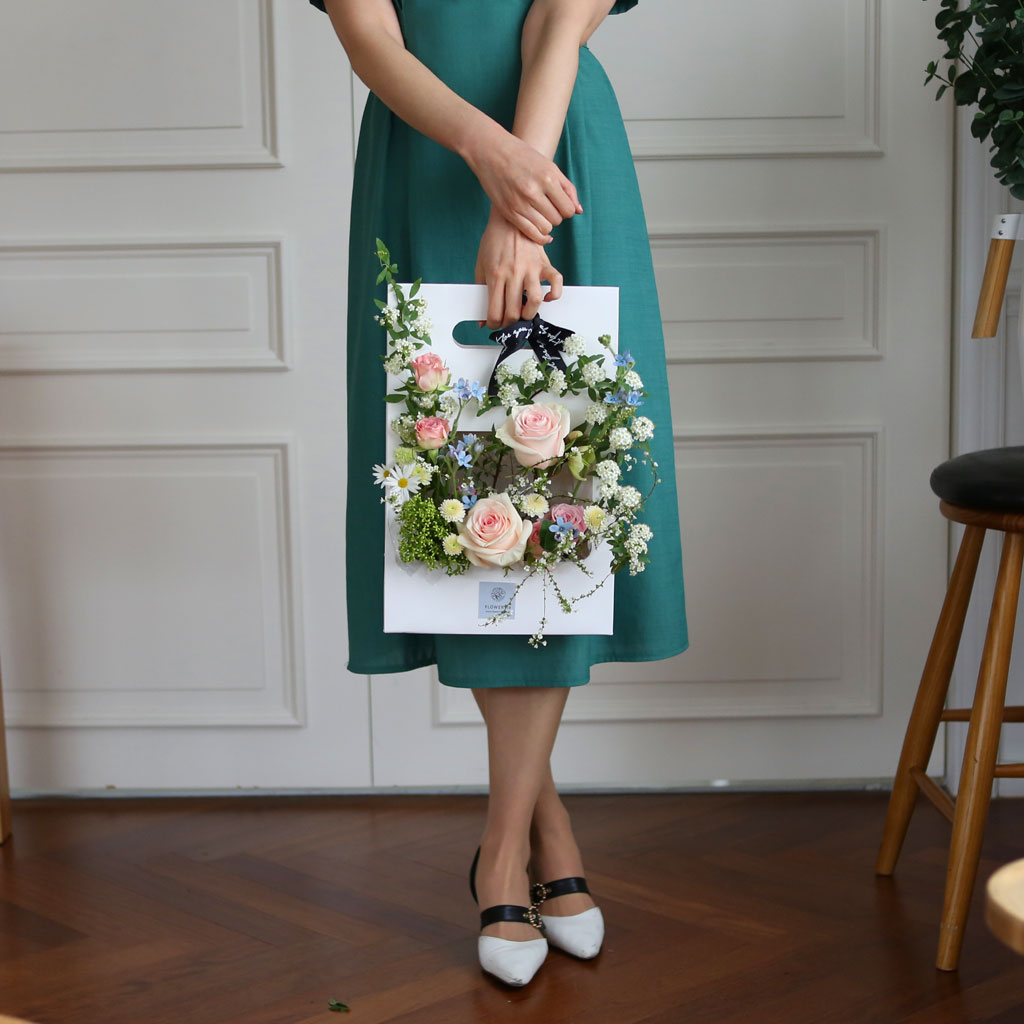 <div class="dd-small-t">Love white day</div>
<div class="dd-large-t">플라워핸드백</div>
<div class="dd-c">
사랑하는 분의 손을 아름답게 해주세요</div>