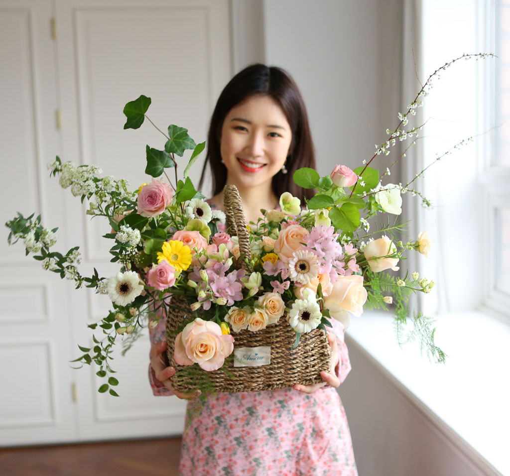 <div class="dd-small-t">Yes it is</div>
<div class="dd-large-t">For someone l love</div>
<div class="dd-c">
봄 느낌 가득한 봄 신상 꽃바구니
사랑하는 분에게 따스한 봄을 선물하세요</div>