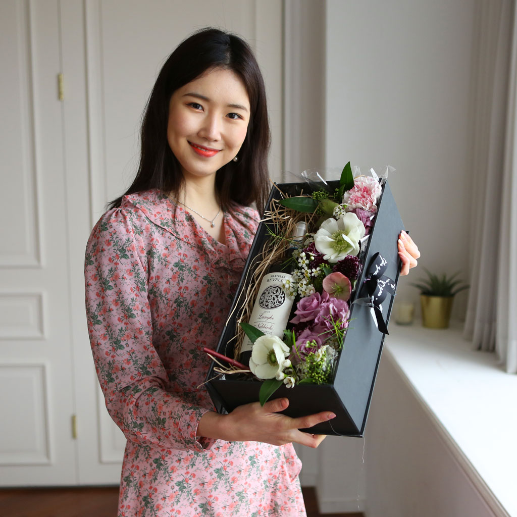로맨틱한 와인 한 잔,
꽃과 함께 멋스러움을 더했습니다.