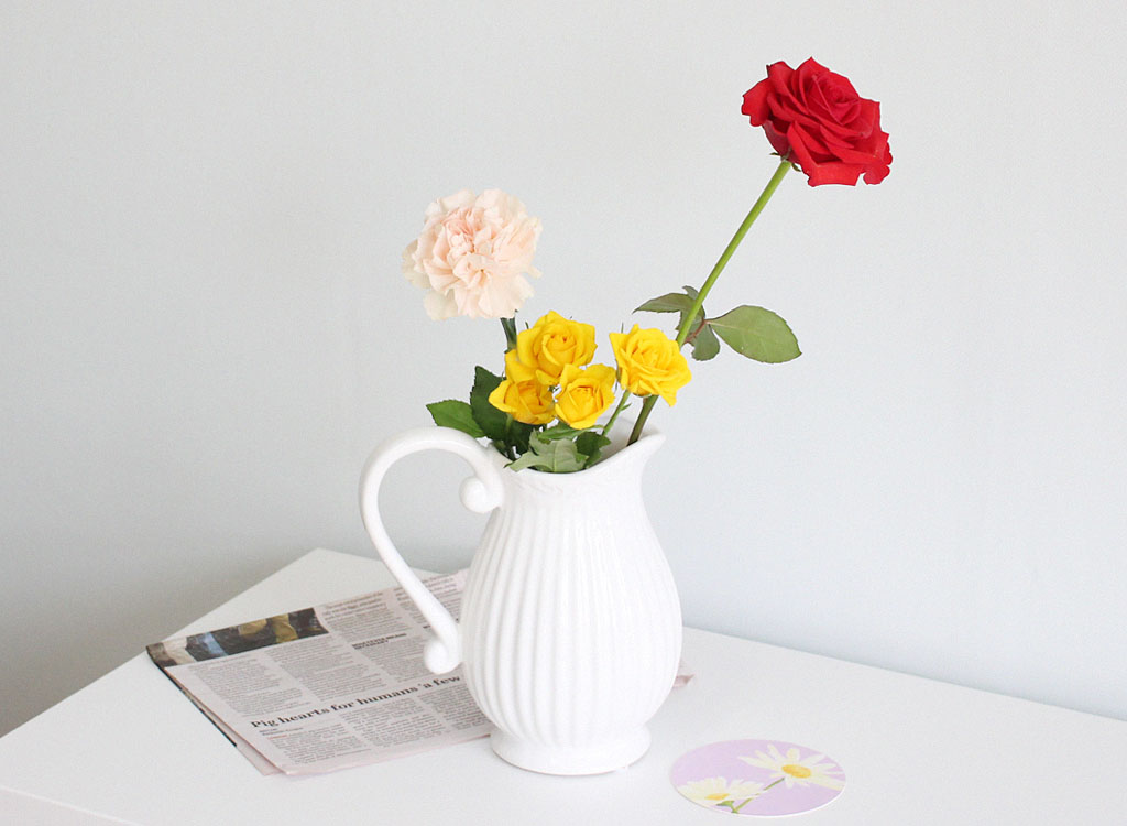<div class="dd-small-t">우아한 라인의</div>
<div class="dd-large-t">White Vase</div>
<div class="dd-c">꽃과 함께 고급스러움을 누리세요</div>