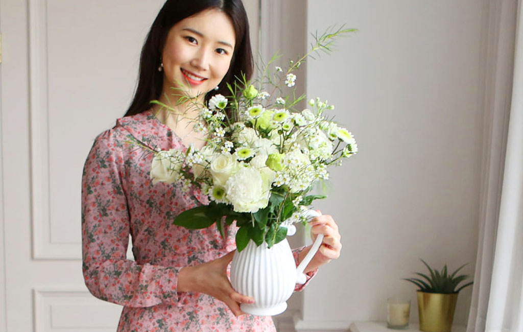 우아한 라인의 화병이 공간에 단아함을 더해줍니다