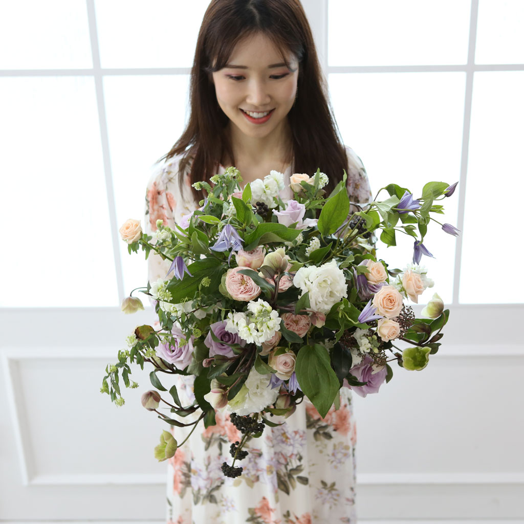 어렌지 마지막에 몇 송이를 꽃아 주면 전체 디자인에 내츄럴하고 우아한 디테일을 가미해 줄 수 있습니다.