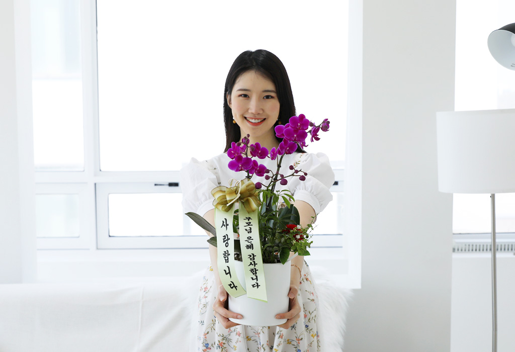 만일, 천일 동안 붉은 빛이 계속된다는 만천홍,
서양란 중에서도 가장 오랫동안 꽃을 보실 수 있습니다.