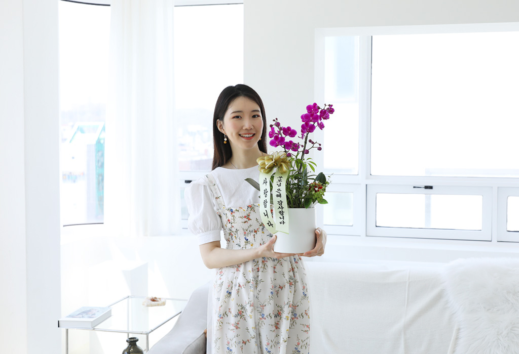 화려하고 우아한 고급 서양란, 만천홍을 서물하세요.
승진, 영전 등 축하의 마음을 표현하기 제격입니다.