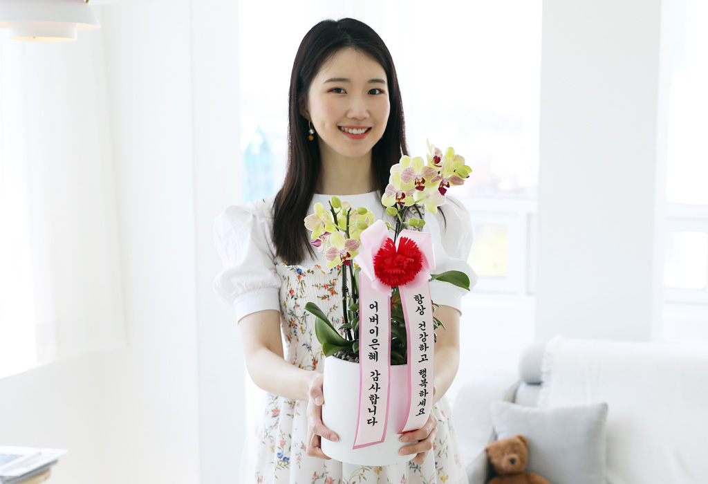색이 곱고 우아한 삼색조로 화사한 선물로 제격입니다.