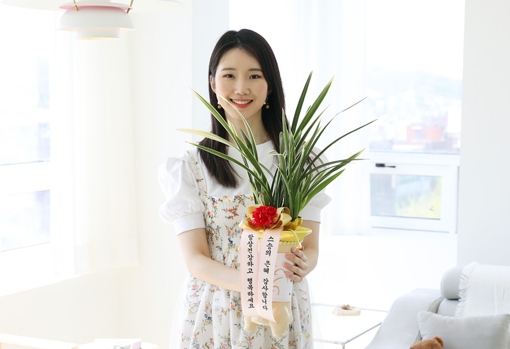 동양란 황룡관(黃龍冠) 입니다
잎의 가장자리에 무늬가 있는 혜란으로써 봄 부터 꽃이 피기 시작하는 명품 동양란 입니다
늦여름과 가을에는 꽃대가 없으니 참고하여 주세요.