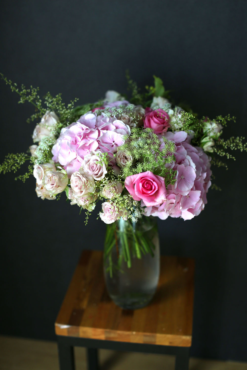 Ways to Freshen Your Home - Flowers improve emotional health(화기는 변경될 수 있습니다)