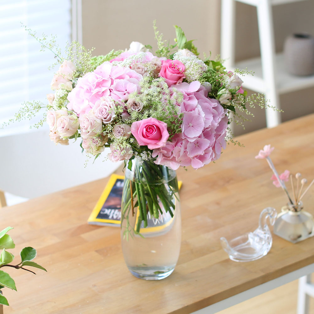 Ways to Freshen Your Home - Flowers improve emotional health(화기는 변경될 수 있습니다)