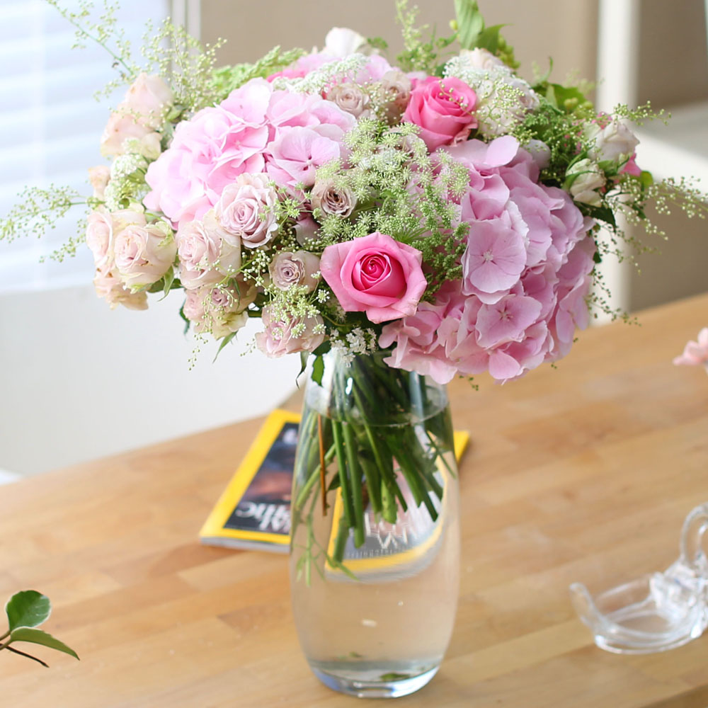 Ways to Freshen Your Home - Flowers improve emotional health(화기는 변경될 수 있습니다)