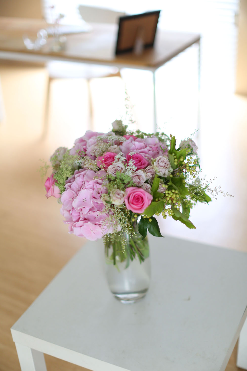 Ways to Freshen Your Home - Flowers improve emotional health(화기는 변경될 수 있습니다)