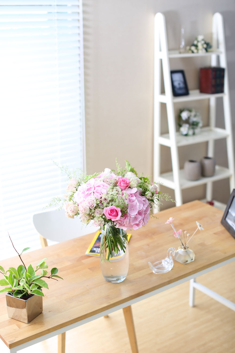 Ways to Freshen Your Home - Flowers improve emotional health(화기는 변경될 수 있습니다)