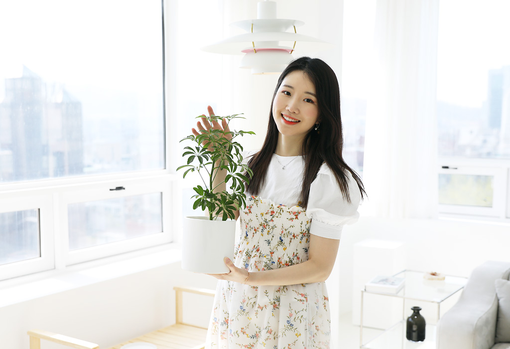 따사로운 햇살, 시원한 바람을 물씬 느끼고플 땐 사무실 안에 자연을 들여놓으세요.
서류문서들과 컴퓨터, 사각모양의 책상들로 가득찬 삭막한 분위기를 바꿔드리는
플라워119의 관엽식물을 소개합니다.
계절이 주는, 자연이 선물하는 아름다움을 느끼시길 기원합니다