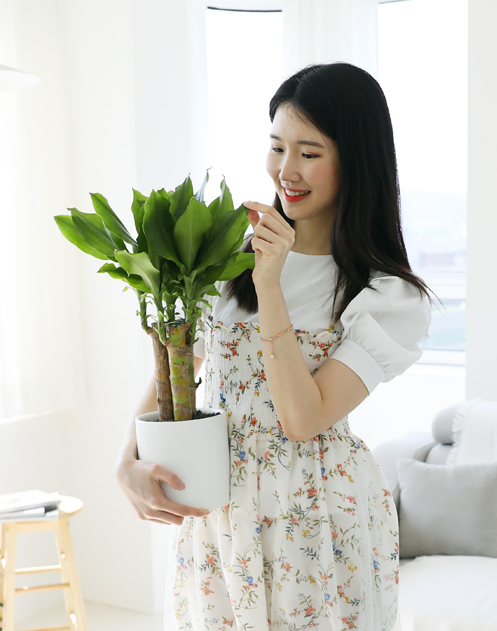 쉽게 키울 수 있는 식물으로
적정 환경에 맞추어 주면 푸릇푸릇한 잎사귀가 자라납니다.
잎사귀를 꺾어 수경재배도 가능하답니다~