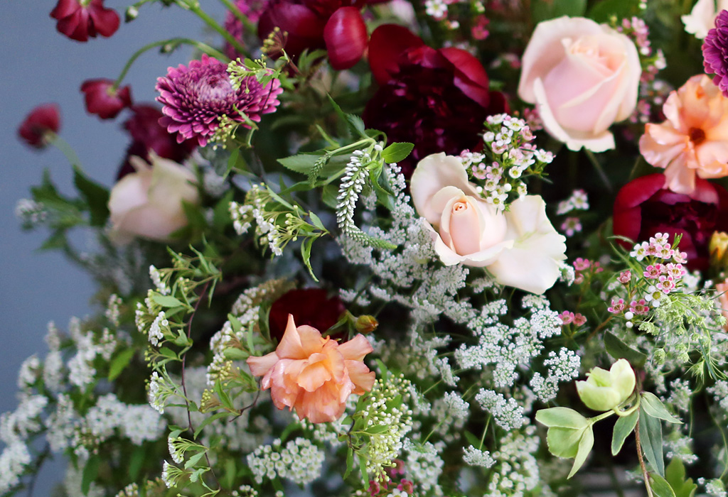 이 상품은 그러한 마르크 샤갈의 노년시절 평화와 사랑을 낭만적인 분위기의 Vase arrangement 로 표현하고자 한 상품입니다.