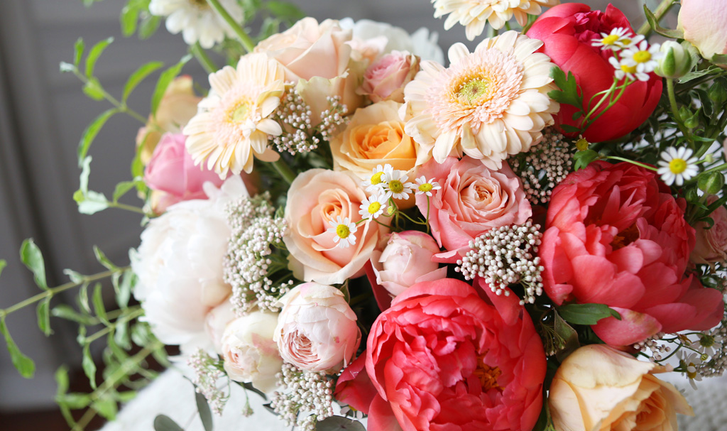 <div style="font-size:13px; color:#5A5A5A; text-align:center; font-style:oblique;">작약의 곁에는 연분홍 - 진분홍빛의 고급장미를 배치하였습니다.<br> 부드럽고 여린빛의 따뜻한 색감은 사람들에게 마음의 안정을 가져다 준다고 해요.</br></div>
<div style="font-size:13px; color:#5A5A5A; text-align:center; font-style:oblique;">작약과 색상은 비슷하지만, 그 질감이 작약과 대비되며,<br> 장미꽃마다의 색 농도를 달리 배치하여<br>심미적 아름다움을 극대화했습니다.</br></div>
