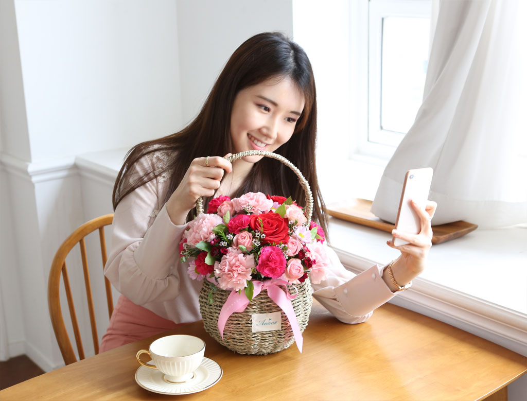 어버이날에 부모님께 꽃을 드리는 것은
부모님께서 꽃을 보며 잠시나마 기쁘고 즐거운 마음을 가지시길 바라는
마음 때문이잖아요?
그래서 어버이날 꽃바구니의 목적에 맞게
빨간 장미와 핑크색 카네이션으로 화사하고 깔끔하게 어렌지한 꽃바구니입니다