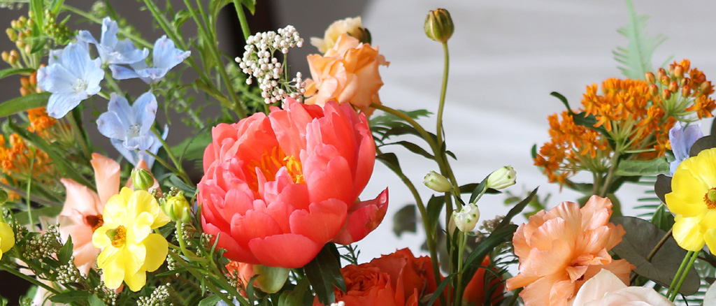 <div style="font-size:13px; color:#5A5A5A; text-align:center; font-style:oblique;">여름을 대표하는 꽃, 작약입니다.<br> 작약은 여름 단 2달 간만 유통되는 꽃이에요. <br> 즉, 지금 이 시기가 작약 본연의 아름다움을 가장 잘 품은 시기라 할 수 있지요. <br> 작약의 계절이 다 지나기 전에 작약의 향기로움과 풍요로움을 느껴보세요 :)</br></div>
<div style="font-size:13px; color:#5A5A5A; text-align:center; font-style:oblique;">진한 분홍빛을 가득 담아 낸 Stephanie says 이라는 상품은<br> 디자인의 여러 요소들을 가미하여 작약의 아름다움을 극대화하고자 한 상품입니다. </br></div>
