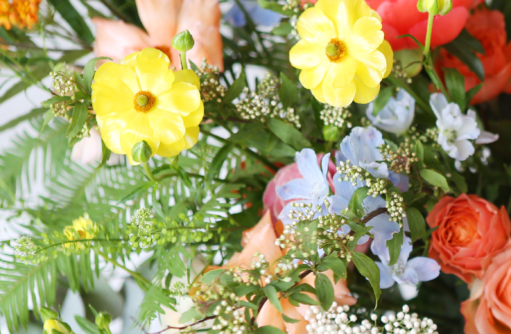 <div style="font-size:13px; color:#5A5A5A; text-align:center; font-style:oblique;">노랗고 귀여운 이 꽃의 이름은 버터플라이 라넌큘러스입니다.<br>
하늘하늘한 꽃잎이 마치 들꽃 사이를 바람따라 날아다니는 나비를 연상시켜주지 않나요?<br>꽃말 또한 '화사한 매력'입니다.</br></div>
<div style="font-size:13px; color:#5A5A5A; text-align:center; font-style:oblique;">버터플라이 라넌큘러스는 하늘거리며 라인이 강조되는 꽃으로 많은 사랑을 받는 꽃이며,<br>수명도 길어 오래보실 수 있는 꽃이에요.</br></div>
<div style="font-size:13px; color:#5A5A5A; text-align:center; font-style:oblique;">노란빛의 라넌큘러스가 진한 분홍빛의 작약과<br>색의 대비를 이루어 작약을 더욱 돋보일 수 있게 어레인지 하였습니다.</br></div>