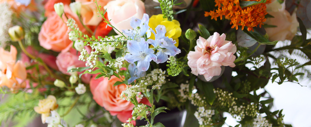 <div style="font-size:13px; color:#5A5A5A; text-align:center; font-style:oblique;">하늘색을 품은 작고 귀여운 이 꽃은 델피늄 이라고 해요.<br>꽃봉오리가 돌고래와 비슷하다고 하여 이름붙여졌습니다.</br></div>
<div style="font-size:13px; color:#5A5A5A; text-align:center; font-style:oblique;">아름답고 영롱한 색을 품은 이 꽃은 진한 빛을 품은 작약과 노란빛을 품은 라넌큘러스와 색의 대비를 이루어<br>각자의 색을 돋보일 수 있도록 도와주는 역할을 해요.</br></div>
<div style="font-size:13px; color:#5A5A5A; text-align:center; font-style:oblique;">비슷한 색감의 꽃들 사이 새로운 컬러의 델피늄이 들어가니<br>그 아름다움이 배가 되고, 훨씬 매력적인 어레인지가 됩니다.</br></div>