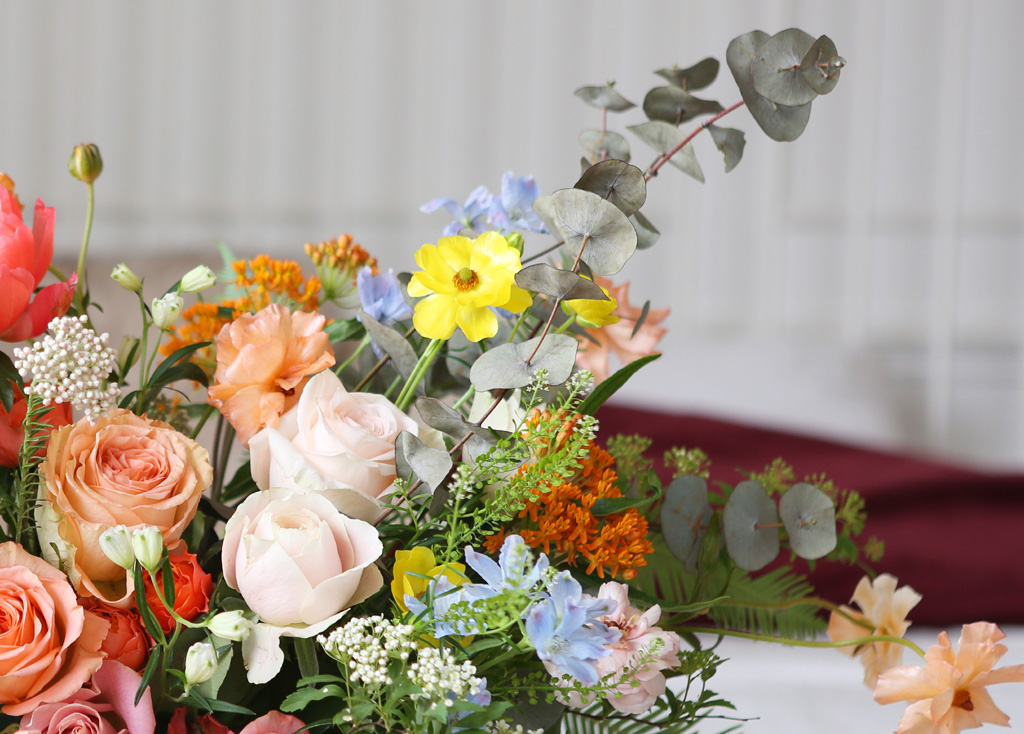 <div style="font-size:13px; color:#5A5A5A; text-align:center; font-style:oblique;">외형 라인에는 그린 소재들을 다양하게 어레인지 했습니다.</br></div>
<div style="font-size:13px; color:#5A5A5A; text-align:center; font-style:oblique;">유칼립투스, 냉이초, 조팝나무 등을 사용하여<br>마치 깊은 숲 속, 우거진 나무들의 모습처럼<br>자연 본래의 아름다움을 담아 라인을 디자인 하였습니다.</br></div>
<div style="font-size:13px; color:#5A5A5A; text-align:center; font-style:oblique;">(조팝나무의 경우, 봄에 주로 사용되는 소재로<br>여름에는 열매라인 소재로 변경 될 수 있습니다.)</br></div>