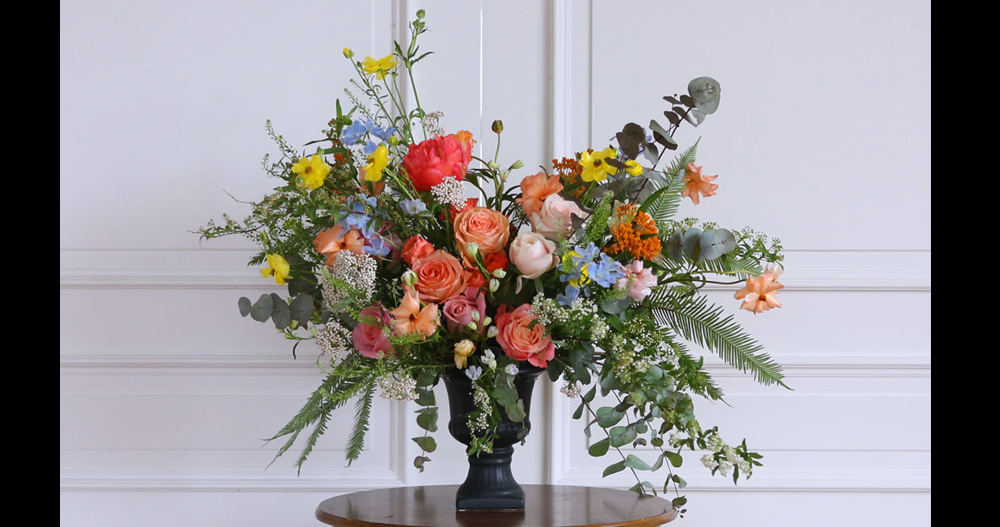 <div style="font-size:13px; color:#5A5A5A; text-align:center; font-style:oblique;">화병은 검정 무광의 유리 화기를 사용하였습니다.<br>다채로운 색을 품은 상품이니만큼,<br>자칫 분산되기 쉬운 시선을 검정색의 클래식한 컨셉의 화기가 다시 집중시켜주며,<br>오히려 그 색들이 더 조화롭게 보일 수 있도록 도와주어요.</br></div>
<div style="font-size:13px; color:#5A5A5A; text-align:center; font-style:oblique;">꽃 한송이 한송이 허투루 배열하지 않고,<br>화기 또한 디자인의 요소를 고려하여 신중하게 선택하였습니다.</br></div>
<div style="font-size:13px; color:#5A5A5A; text-align:center; font-style:oblique;">이렇듯 정성 가득한 마음으로 탄생한 이 상품을<br>결혼기념일 사랑하는 아내에게 선물하여, 로맨틱하고 센스있는 남편이 되보시거나<br>갤러리 혹은 전시장에 보내여, 공간과 작품을 더욱 화사하고 돋보이게 해보시는 것은 어떠세요?</br></div>
<div style="font-size:13px; color:#5A5A5A; text-align:center; font-style:oblique;">어떤 공간에 보내시든, 어떤 분께 선물하시든<br>소중한 사람으로 대접받는 느낌을 받으실 것이라는 것은 자부할 수 있습니다.</br></div>