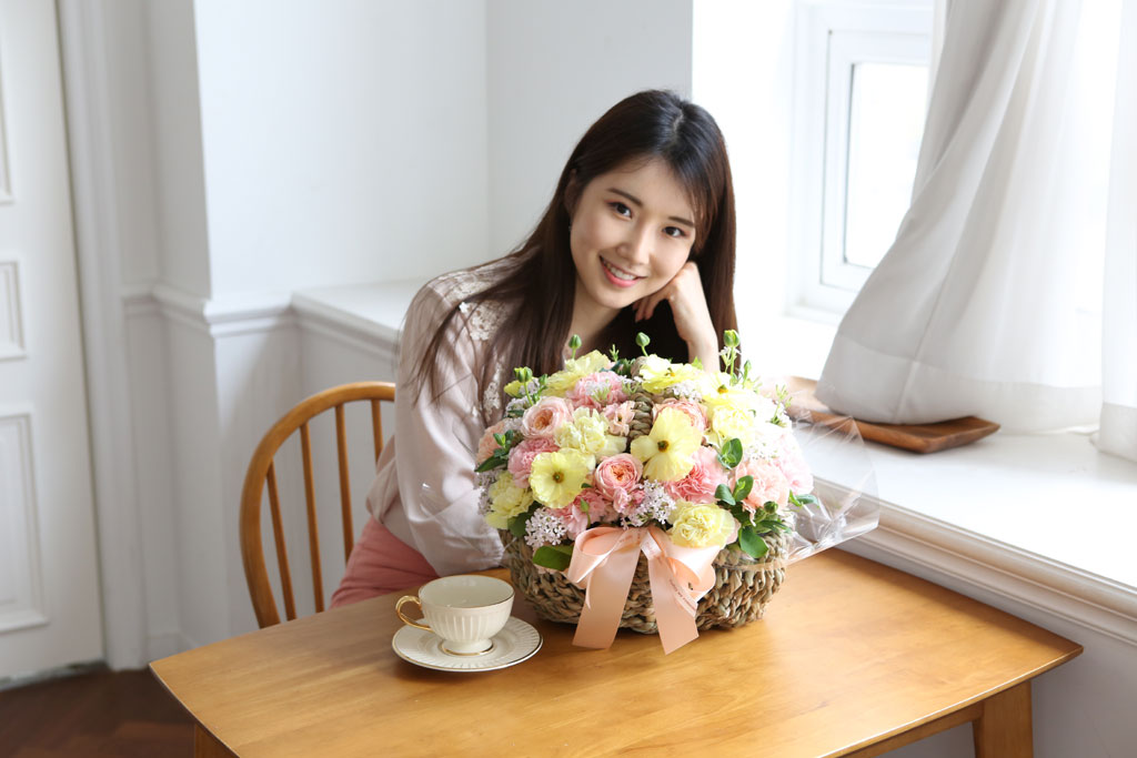 따듯한 피치톤의 카네이션과 희망을 주는 노란색이 잘 어우러진 바구니에요~
다정하고 발랄한 느낌의 조합에 봄내음이 물씬 풍겨온답니다.