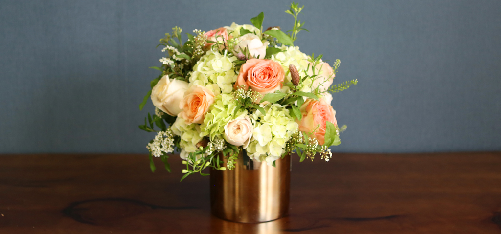 <div style="font-size:13px; color:#5A5A5A; text-align:center; font-style:oblique;">화병은 금색 화기를 사용하였습니다.<br>골드의 클래식한 컨셉의 화기가<br>꽃들의 색을 더 조화롭게 보일 수 있도록 도와주며,<br>깔끔하고 고급스러운 분위기의 연출에 정점을 더합니다.</br></div>
<div style="font-size:13px; color:#5A5A5A; text-align:center; font-style:oblique;">꽃 한송이 한송이 허투루 배열하지 않고,<br>화기 또한 디자인의 요소를 고려하여 신중하게 선택하였습니다.</br></div>
<div style="font-size:13px; color:#5A5A5A; text-align:center; font-style:oblique;">이렇듯 정성 가득한 마음으로 탄생한 이 상품을<br>결혼기념일 사랑하는 아내에게 선물하여, 로맨틱하고 센스있는 남편이 되보시거나<br>갤러리 혹은 전시장에 보내여, 공간과 작품을 더욱 화사하고 돋보이게 해보시는 것은 어떠세요?</br></div>
<div style="font-size:13px; color:#5A5A5A; text-align:center; font-style:oblique;">어떤 공간에 보내시든, 어떤 분께 선물하시든<br>소중한 사람으로 대접받는 느낌을 받으실 것이라는 것은<br>자부할 수 있습니다.</br></div>